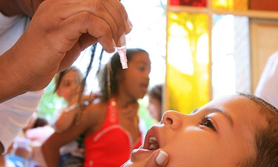 Criança recebe vacina oral contra a Polio, a famosa gotinha.
