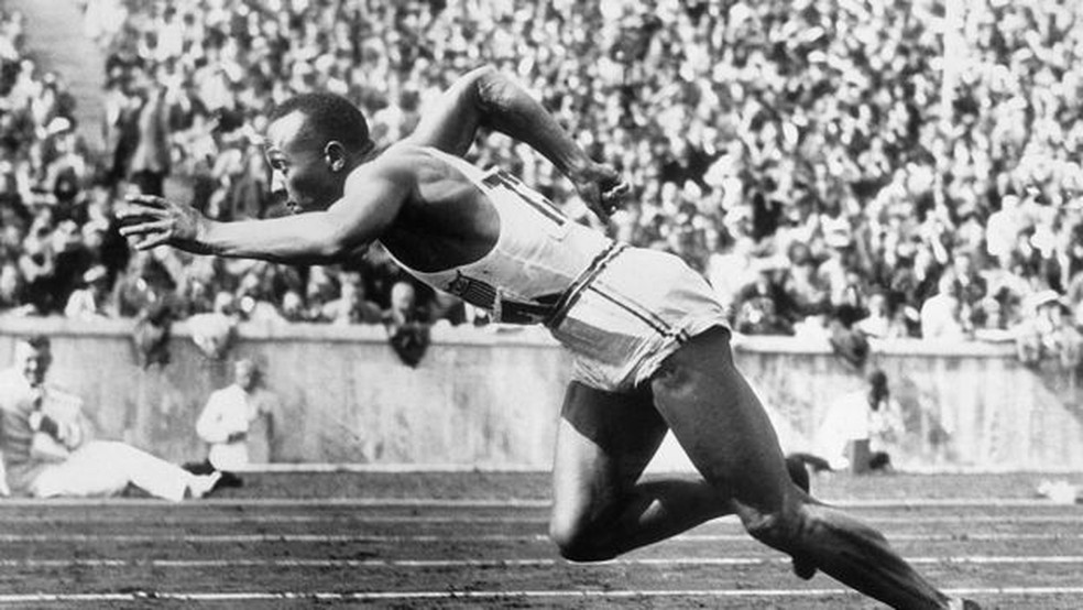 Jesse Owens ganhou quatro medalhas de ouro durante os Jogos Olímpicos de Berlim, em 1936. — Foto: Getty Images