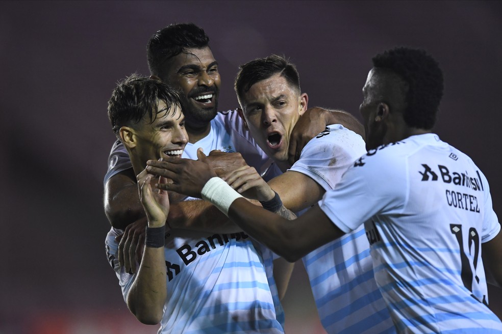 Ferreira, Thiago Santos, Churín e Cortez comemoram gol do Grêmio — Foto: Staff image/Conmebol