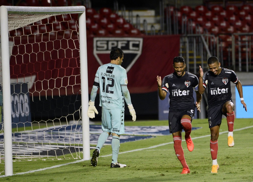 Reinaldo e Brenner comemoram gol do São Paulo — Foto: Marcos Ribolli