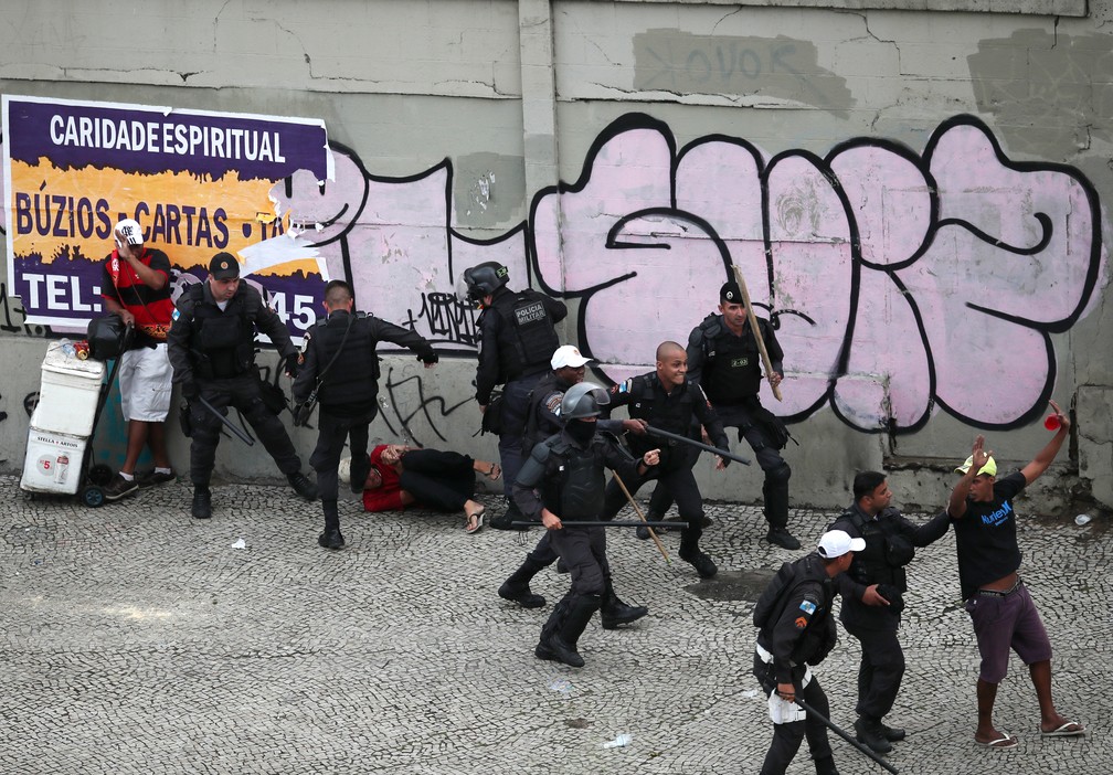 Policiais usam violência para coibir baderneiros — Foto: REUTERS/Ricardo Moraes