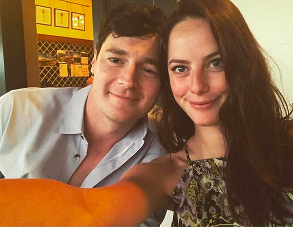 A atriz Kaya Scodelario com o marido (Foto: Instagram)