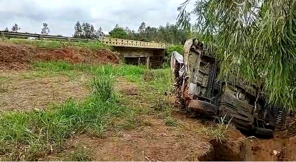 Carro bateu contra a ponte de proteção e capotou até chegar ao acostamento — Foto: Votuporanga Tudo/Divulgação
