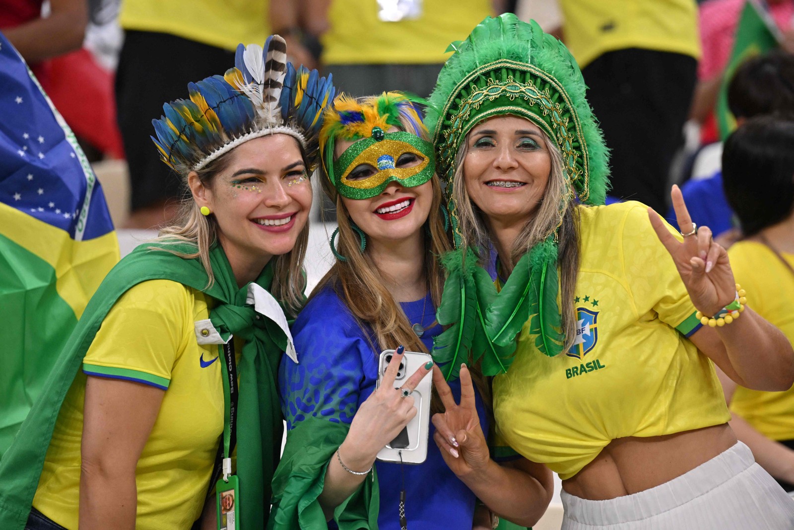 Torcedoras do Brasil no Estádio Lusail — Foto: Nelson Almeida/AFP 