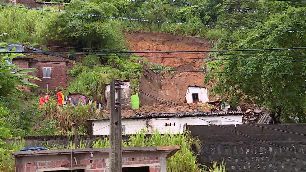 Barreira que deslizou em Águas Compridas, Olinda — Foto: Reprodução/TV Globo