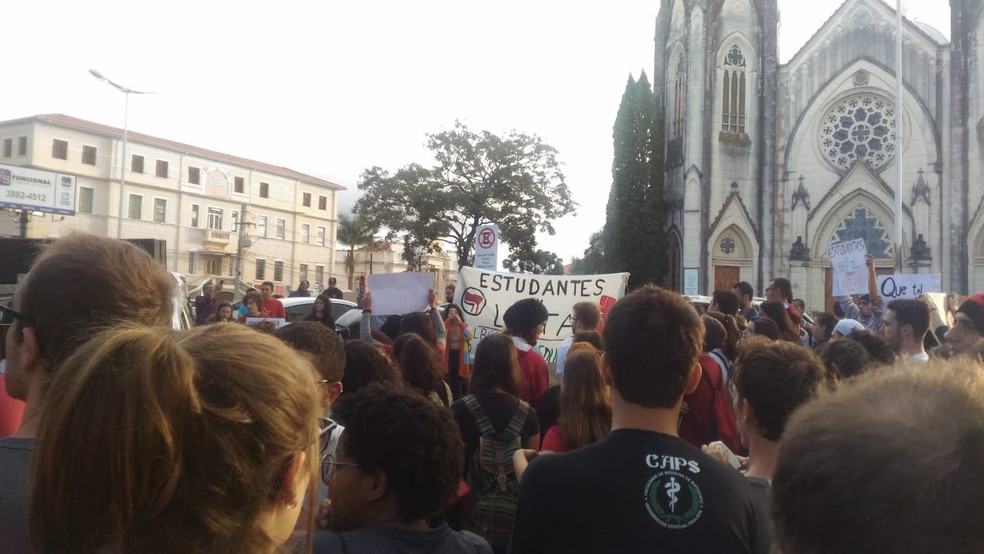 Em Botucatu, manifestantes se concentram na Praça da Matriz — Foto: Rosana Bicudo da Silva/Arquivo pessoal