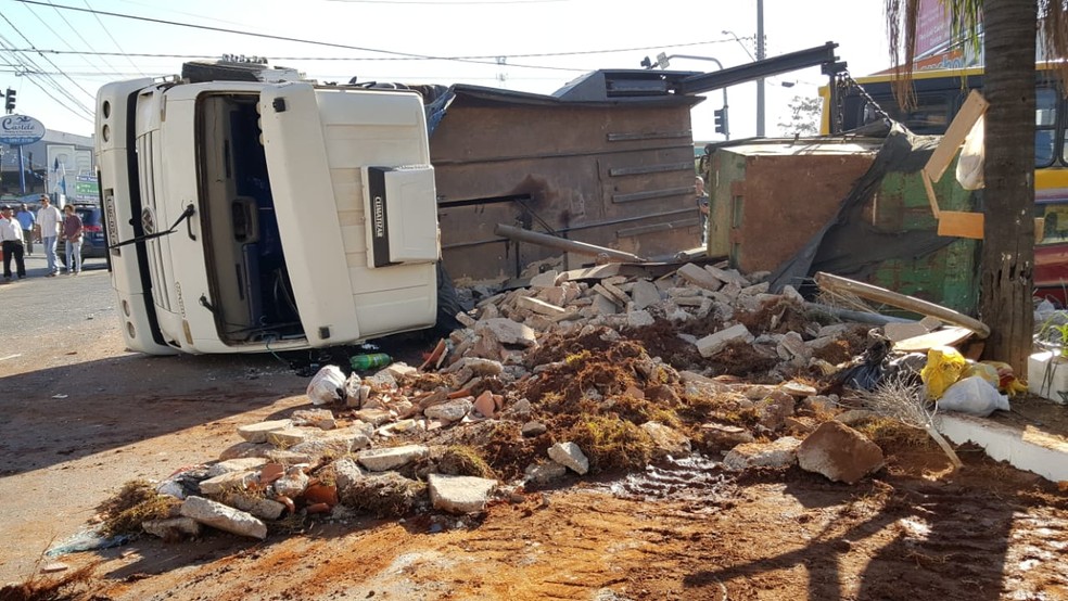Caminhão não conseguiu frear e se envolveu em acidente com vítimas em Hortolândia (Foto: Paulo Augusto/EPTV)