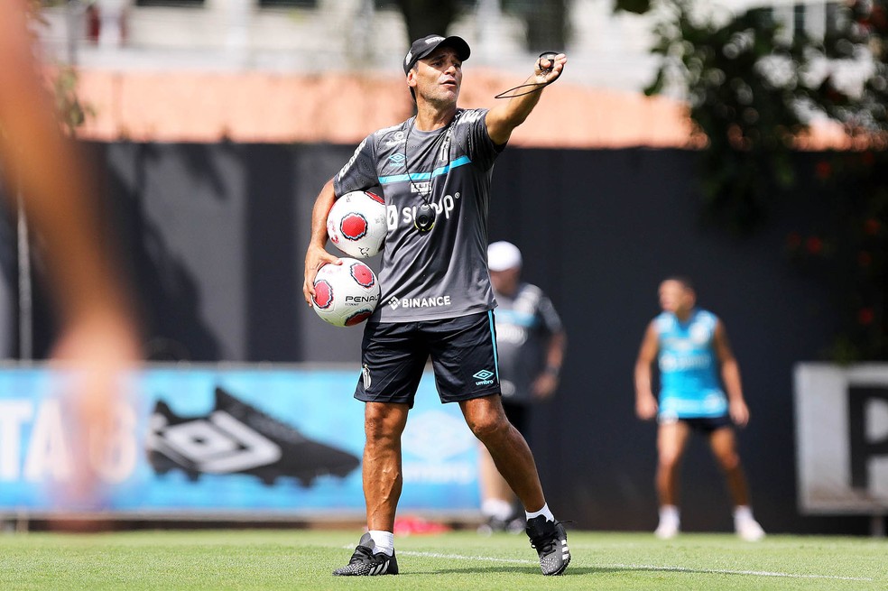 Fabián Bustos no treino do Santos — Foto: Pedro Ernesto Guerra Azevedo / Santos FC