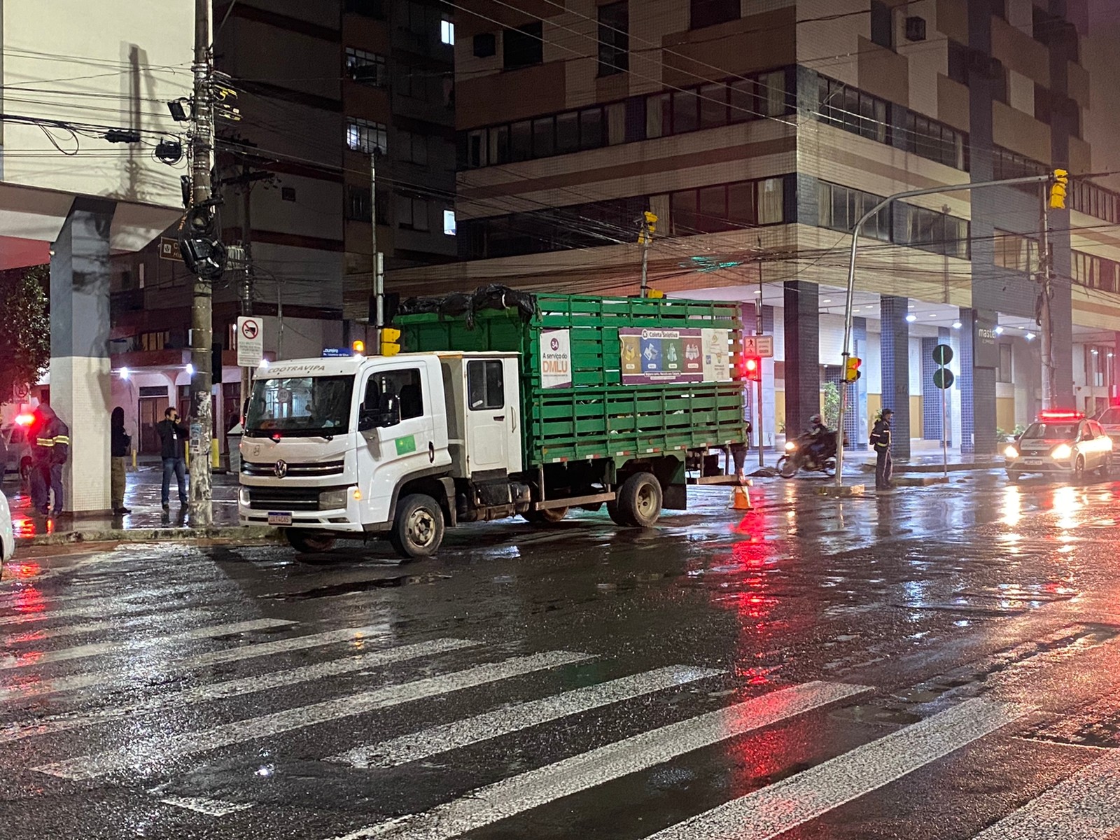 Gari morre atropelado por caminhão de coleta de lixo em Porto Alegre, diz Brigada Militar