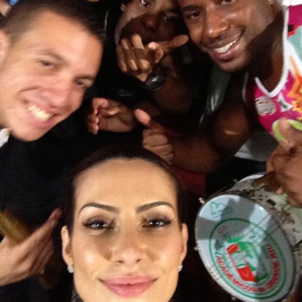 Cleo Pires entre os integrantes da bateria da escola de samba Grande RIo (Foto: Instagram)