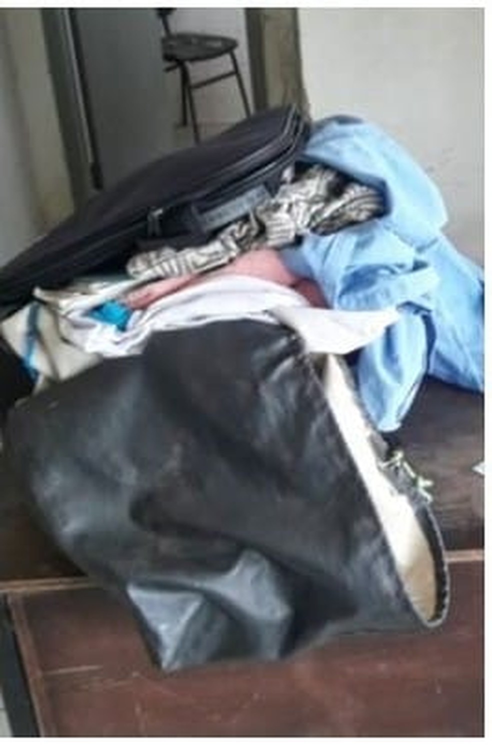 Mala com objetos pessoais da vítima foi encontrada em Amarante — Foto: Divulgação /PM-PI