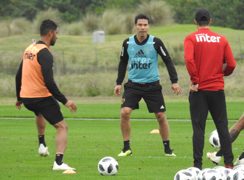 Hernanes se juntou ao elenco do São Paulo na madrugada — Foto: Leandro Canônico