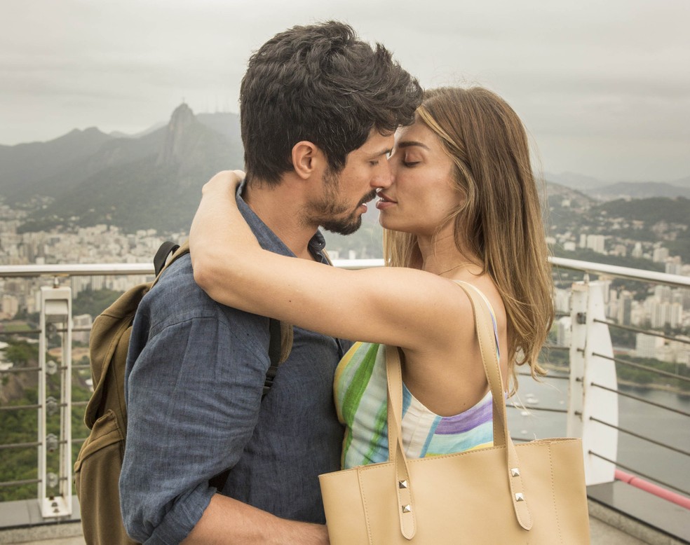 Marcos (Romulo Estrela) e Paloma (Grazi Massafera) se beijam no Pão de Açúcar — Foto: João Cotta/Globo