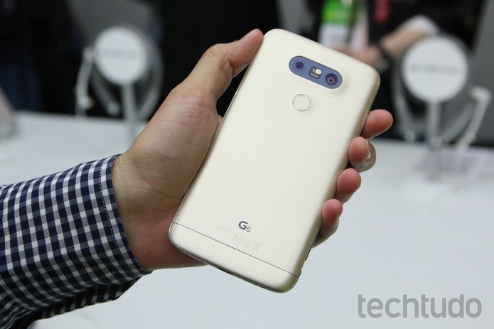 Assim como o LG G5 (foto), o G5 SE também possui câmera dupla na parte traseira (Foto: Fabrício Vitorino/TechTudo)