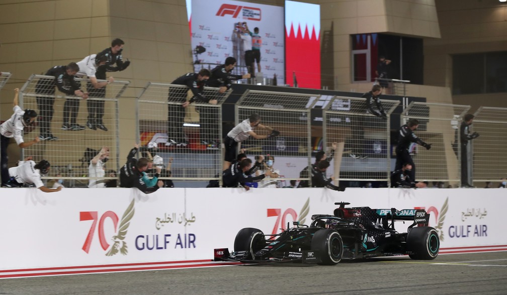 Lewis Hamilton venceu o GP do Bahrein em 2023 após dominar toda a corrida — Foto: Reuters