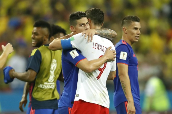 O abraço entre James Rodriguez e Robert Lewandowski ao final de Colômbia e Polônia na Copa do Mundo (Foto: Getty Images)