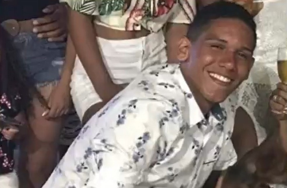 Pai de jovem que morreu afogado após pular de ferry-boat na Bahia reclama de funcionários do serviço — Foto: Reprodução/TV Bahia