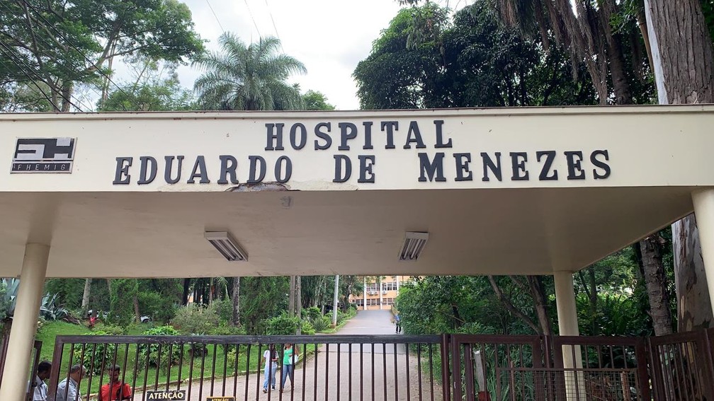 Mulher com suspeita de coronavírus está internada no Hospital Eduardo de Menezes — Foto: Herbert Cabral/TV Globo