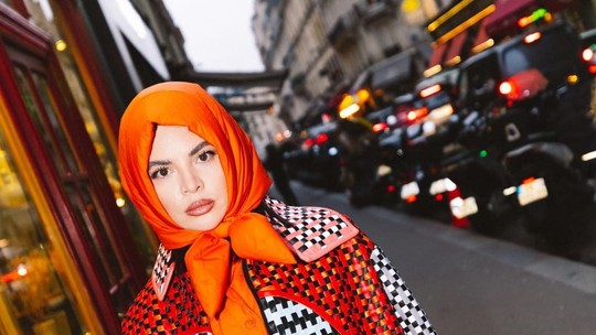Gkay surge deslumbrante no terceiro dia da Semana de Moda de Paris
