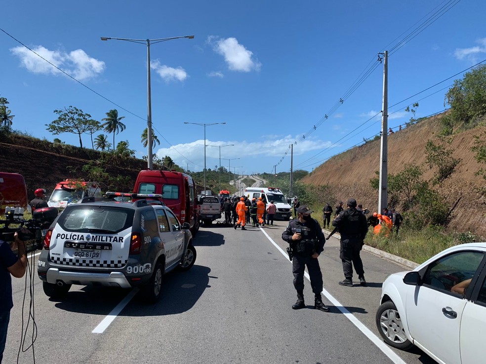 Viatura da PM cai de penhasco e capota durante perseguição em uma das principais Avenidas de Natal — Foto: Anna Alyne Cunha/Inter TV Cabugi