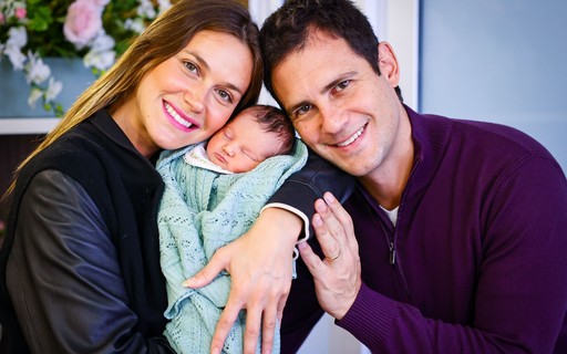 Renata Kuerten deixa a maternidade com a filha recém-nascida e o marido