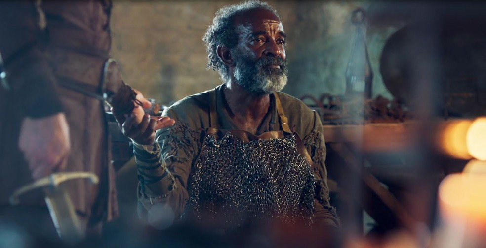 Afonso ajuda o velho ferreiro e comenta que precisa de um emprego, mas o senhor logo nota que o príncipe não tem um ofício (Foto: TV Globo)