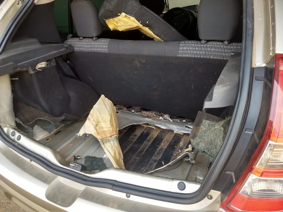 Traficantes esconderam droga em um fundo falso do porta-malas. — Foto: Diêgo Holanda/G1
