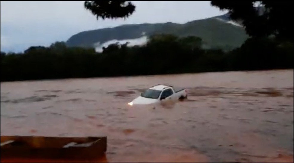 Carro foi levado por correnteza em Governador Valadares — Foto: Reprodução/Redes Sociais