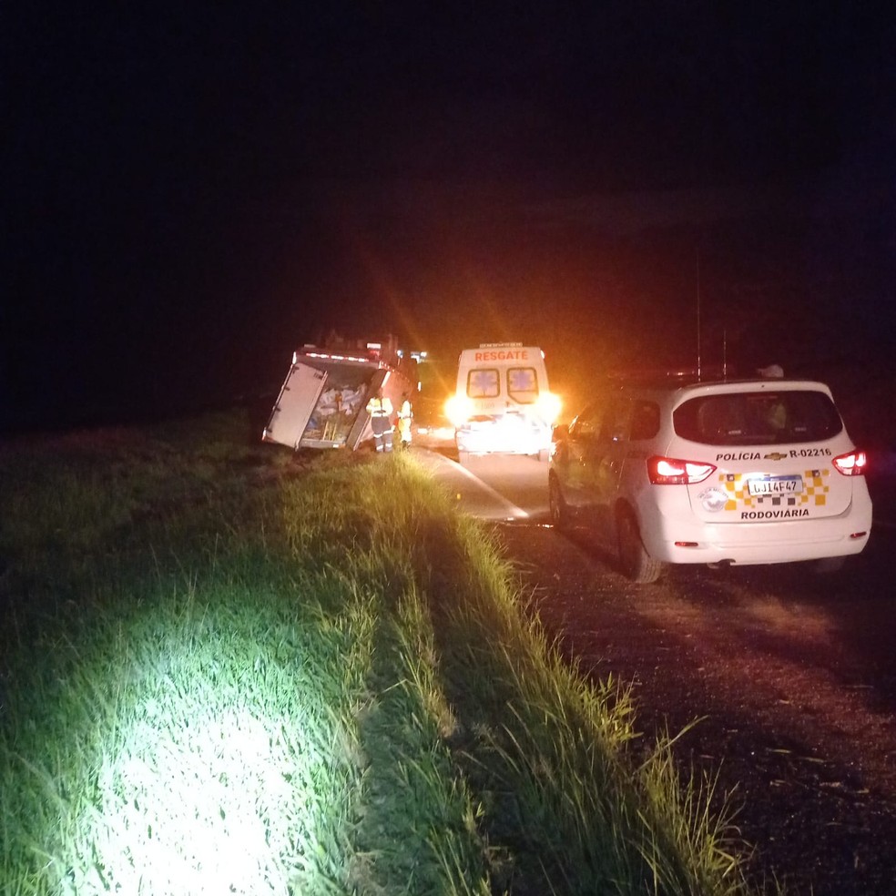 Caminhão carregado de produtos hortifrutigranjeiro tombou na Rodovia Raposo Tavares, em Regente Feijó (SP) — Foto: Polícia Rodoviária