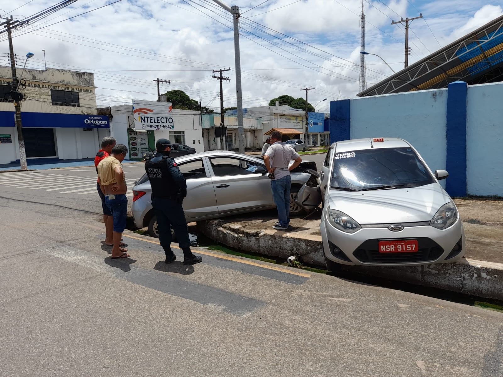 Motorista se confunde com sinalização e provoca acidente na avenida Barão do Rio Branco em Santarém; uma mulher ficou ferida