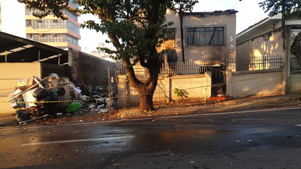 Imóvel abandonado foi destruído por incêndio, em Londrina, na manhã desta quarta-feira (29) — Foto: Mônica Dau/RPC