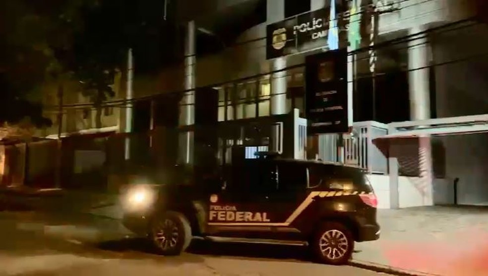 Viatura da Polícia Federal deixa sede da corporação em Campinas  — Foto: Polícia Federal