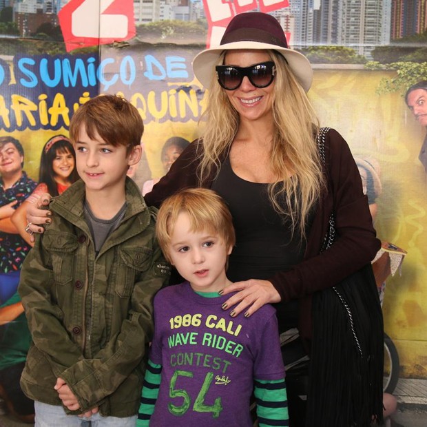 Danielle Winits com os filhos, Noah e Guy (Foto: Daniel Pinheiro/AgNews)