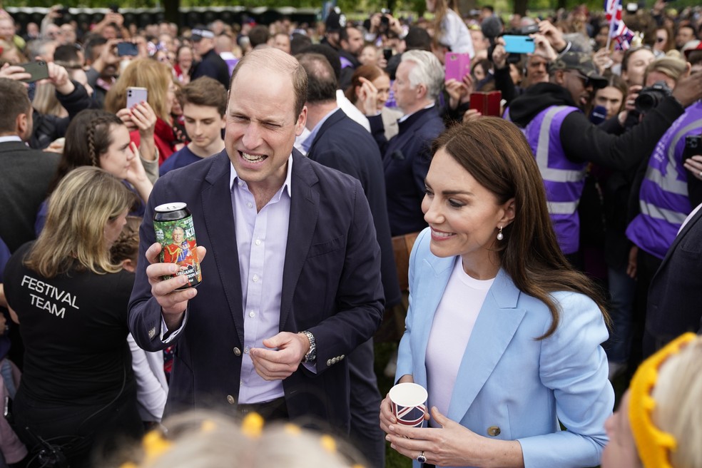 Pr&iacute;ncipe William e Kate Middleton conversam com o p&uacute;blico durante caminhada onde acontecer&aacute; show pela coroa&ccedil;&atilde;o do rei Charles III &mdash; Foto: Getty Images
