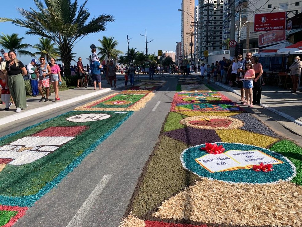 Católicos celebraram o Corpus Christi, nesta quinta-feira (16), com tradicionais tapetes de serragem colorida em Praia Grande — Foto: Luciana Moledas/g1