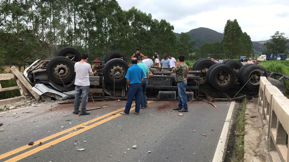 Acidente causou a interdição na BR-267 em Valadares na zona Norte de Juiz de Fora — Foto: Lucas Rodrigues/arquivo pessoal