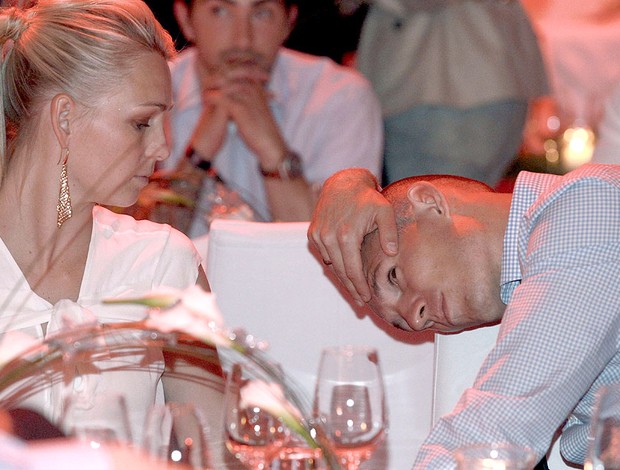 Robben com a esposa na refeição do Bayern de Munique após a final da Liga (Foto: AP)