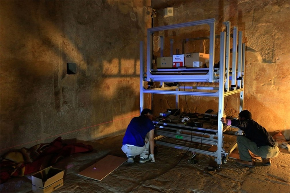 Aparelhos detectores de muóns usados para captar imagens da pirâmide (Foto: ScanPyramids via Nature)