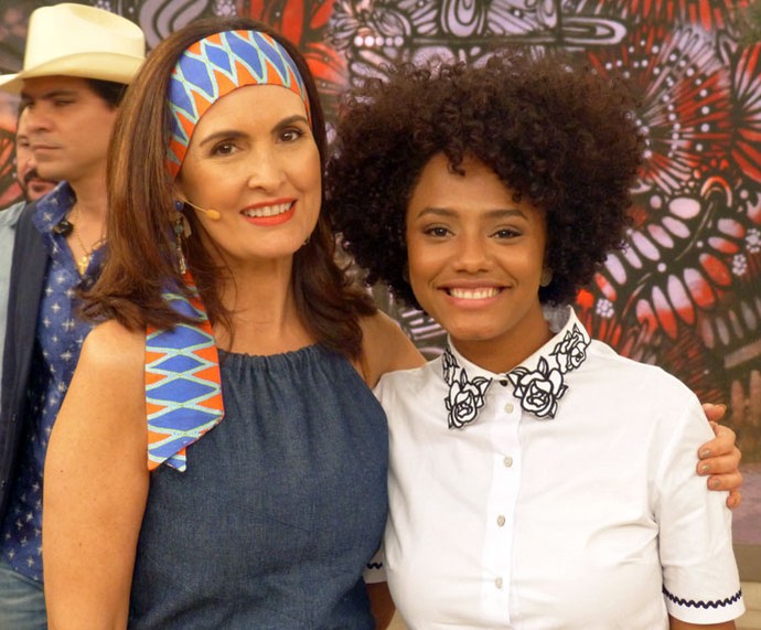 A atriz Jéssica Ellen com a Fátima nos bastidores  (Foto: Vinícius Cunha/Gshow)