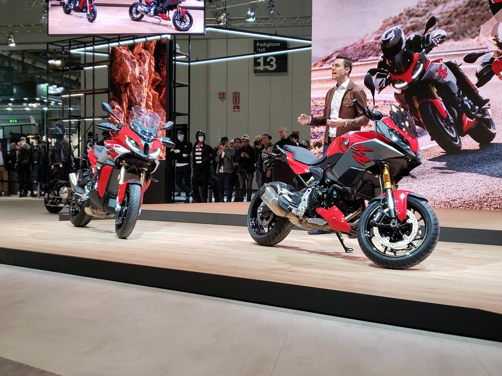 BMW S 1000 XR (esquerda) e F 900 XR (direita); Timo Resch, chefe de vendas e marketing da BMW Motorrad — Foto: Rafael Miotto/G1