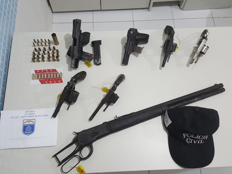 Armas apreendidas com o suspeito  — Foto: Polícia Civil / Divulgação 