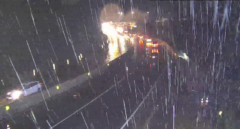 C&acirc;meras da concession&aacute;ria registram chuvas na BR-376 &mdash; Foto: Arteris Litoral Sul