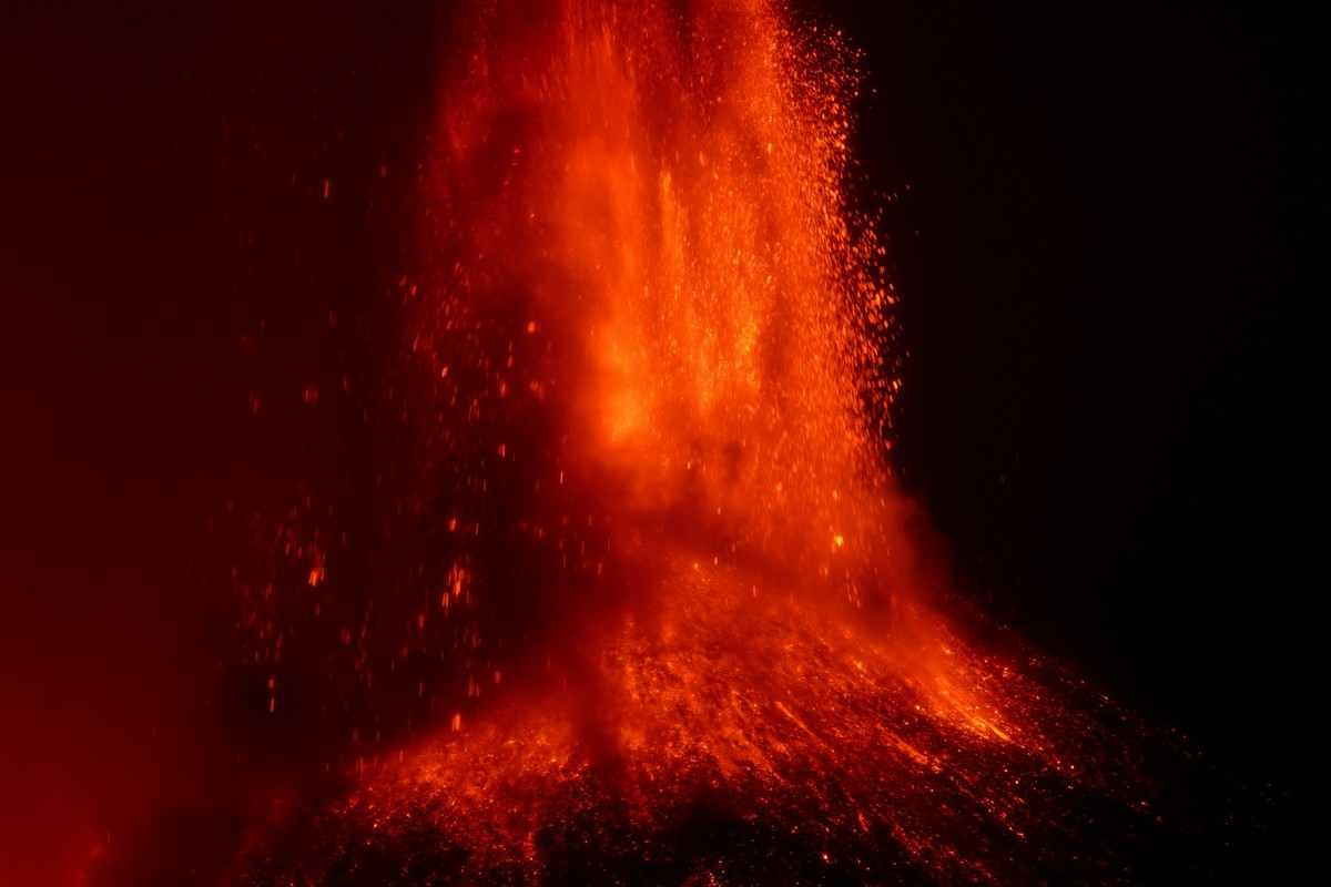Vulcão Etna, na Itália, tem nova erupção