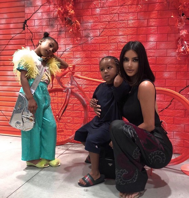 North West, Saint West e Kim Kardashian (Foto: Reprodução / Instagram)