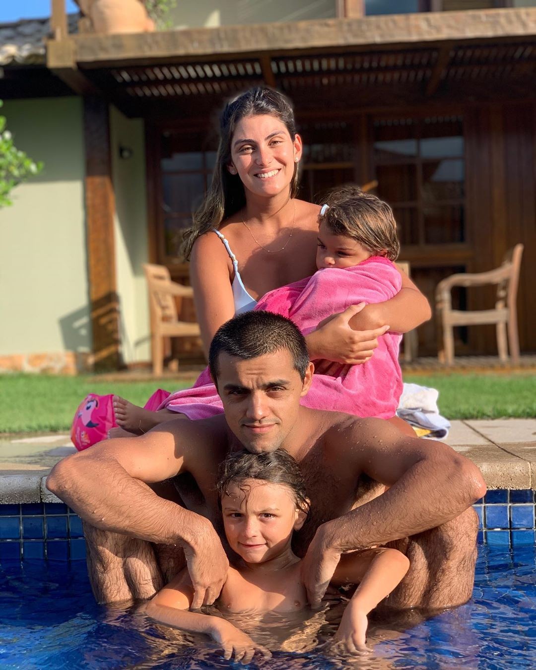 Mariana e Felipe Simas posam com os filhos na piscina (Foto: Reprodução/Instagram)