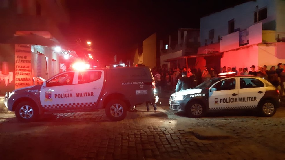 Homem foi assassinado no bairro Igap&oacute;, em Natal. Curiosos de aglomeraram ap&oacute;s o crime. &mdash; Foto: S&eacute;rgio Henrique Santos/Inter TV Cabugi