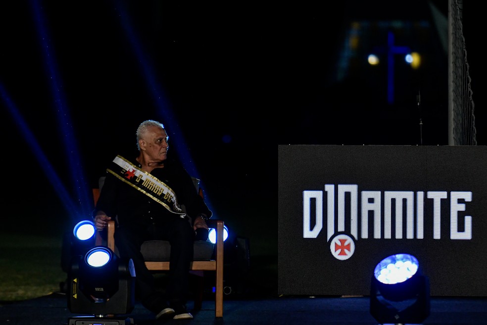 Roberto Dinamite na noite da inauguração da estátua — Foto:  Thiago Ribeiro/AGIF