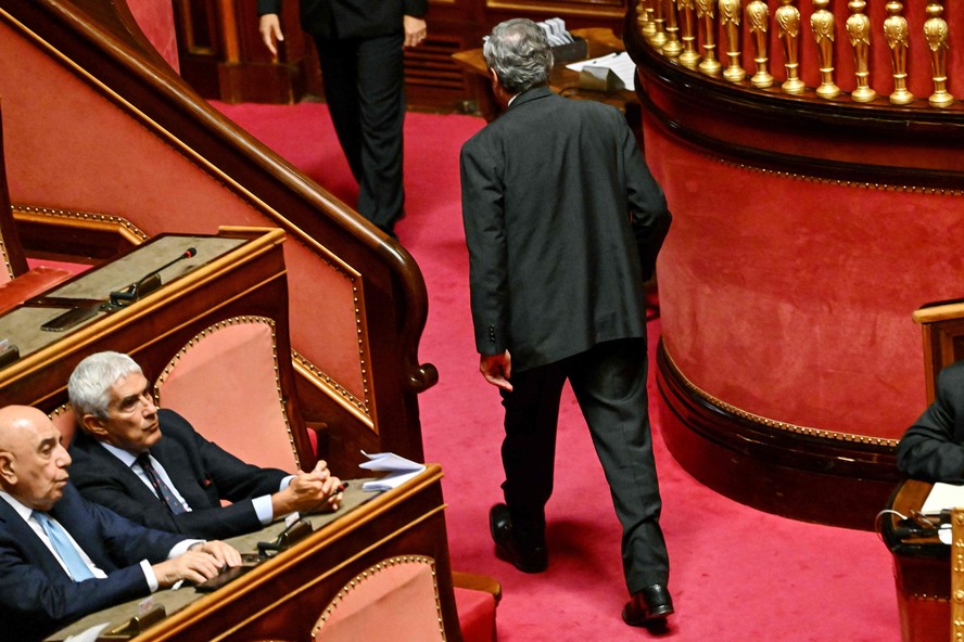 Primeiro-ministro da Itália, Mario Draghi, deixa debate sobre a crise do governo, no Senado em Roma