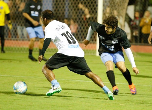 Caio Castro disputa bola em partida de futebol (Foto: Felipe Panfili/Divulgação)