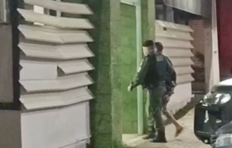 Homem foi preso em flagrante após tentar matar a companheira por ela ter esquecido de pedir uma colher ao comprar uma quentinha para ele, em São Benedito, no Ceará. — Foto: Reprodução